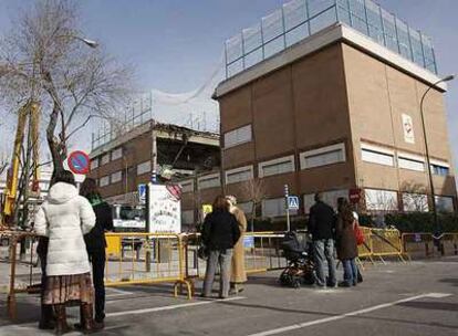 Varias personas observaban ayer los destrozos en el colegio Sagrado Corazón.