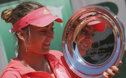 Paula Badosa posa con el trofeo de campeona.
