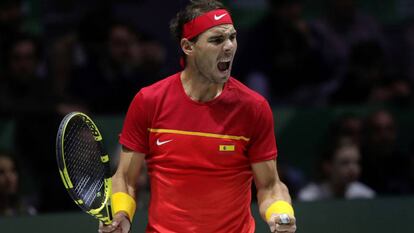 Rafa Nadal durante su partido frente al canadiense Denis Shapovalov, de la final de la Copa Davis que se disputa en la Caja Mágica, en Madrid.