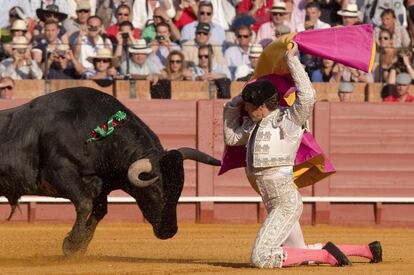 Manuel Escribano realiza una larga cambiada al tercer toro.