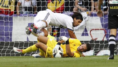 Khedira choca con Toño.