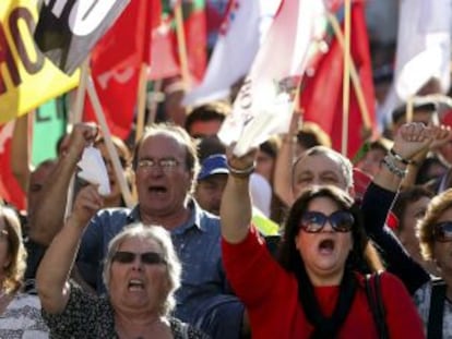 Manifestantes de la CGTP respaldan en las afueras del parlamento portugués la moción de censura al Gobienro conservador, en la tarde del martes.