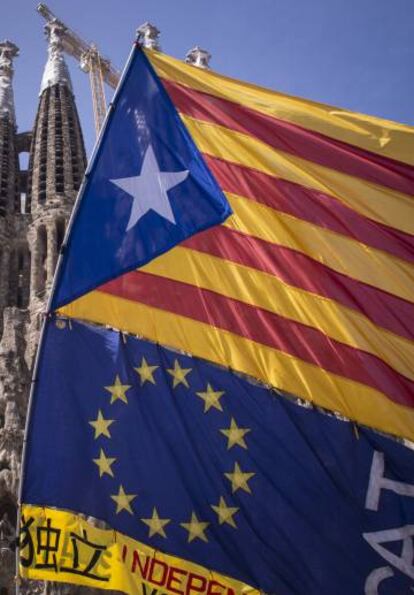 Una bandera independentista i una de la UE.