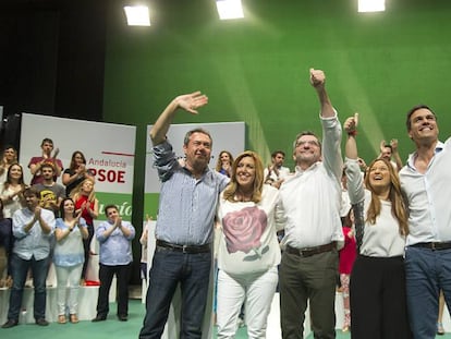 El diputado socialista Antonio Guti&eacute;rrez Limones, en el centro, en 2015.