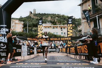 Philemon Kyriago llega primero a meta en el Trail Noli, en Italia.