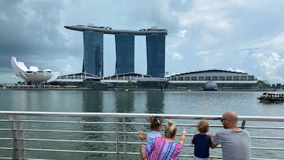 El hotel Marina Bay Sands de Singapur está formado por tres edificios cuyas azoteas están unidas por una espectacular terraza mirador con piscina.