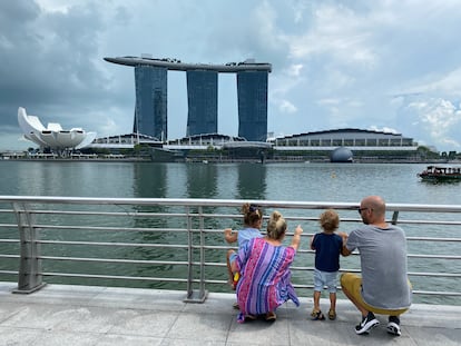 El hotel Marina Bay Sands de Singapur está formado por tres edificios cuyas azoteas están unidas por una espectacular terraza mirador con piscina.