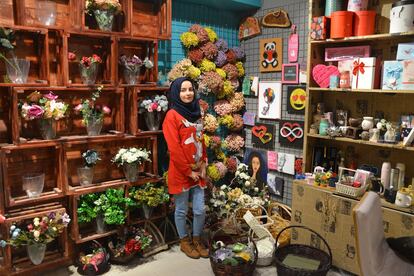 Dania Al Salam posa en su tienda de flores de Mosul, en Irak.