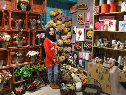 Dania Al Salam posa en su tienda de flores de Mosul, en Irak.