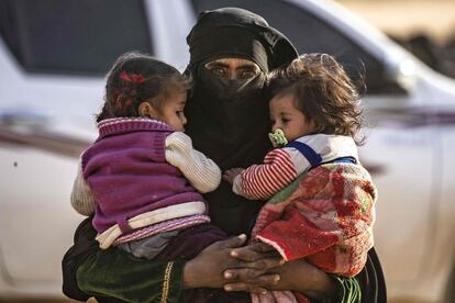 Las Fuerzas Democráticas Sirias (FDS) han asegurado este martes que han matado a 38 milicianos del ISIS en la ofensiva que mantienen para arrebatar al grupo terrorista el último enclave que tiene en el este de Siria, tras los intensos bombardeos de las últimas horas. Mientras, el corredor humanitario para permitir la salida de civiles, como esta mujer y sus dos hijos, fotografiados el 5 de marzo, continúa.