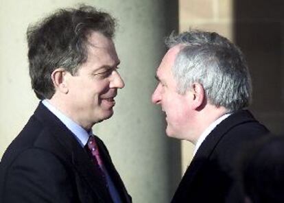 Los primeros ministros británico (izquierda) e irlandés, Tony Blair y Bertie Aherm, ayer en el Ulster.
