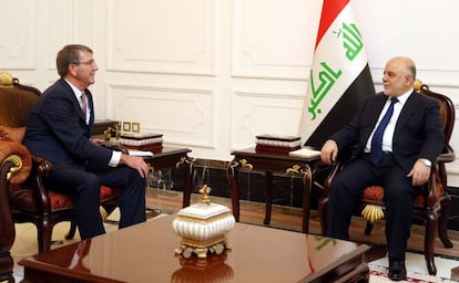 Ashton Carter y el primer ministro iraquí Haidar al-Abadi, este lunes en Bagdad (Irak).