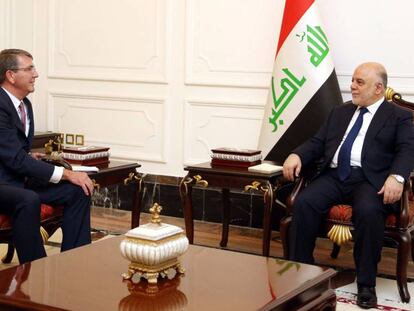 Ashton Carter y el primer ministro iraquí Haidar al-Abadi, este lunes en Bagdad (Irak).