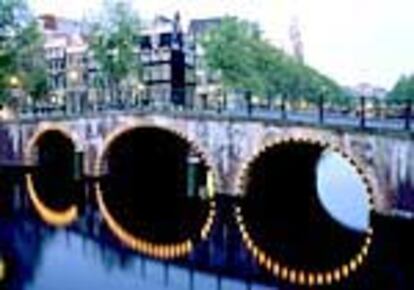 Uno de los 1.281 puentes con que cuenta Amsterdam, la capital holandesa.