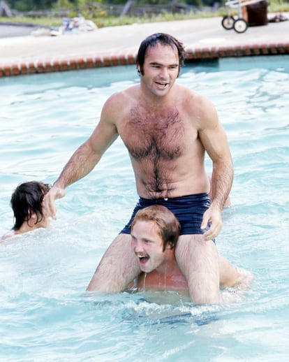 Burt Reynolds en los hombros de Jon Voight durante el rodaje de 'Deliverance' (1972).