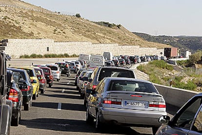 Retenciones de vehículos en la A-3, a la altura de Perales de Tajuña (Madrid).