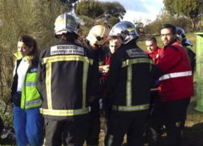 Fotografía facilitada por la Comunidad de Madrid del traslado de un trabajador que resultó herido grave al ser arrollado por una máquina tipo dúmper. EFE/Archivo