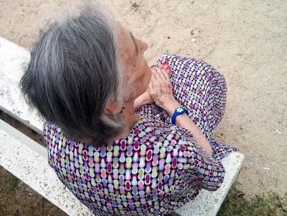 Una anciana de Alcobendas porta una de las pulseras.