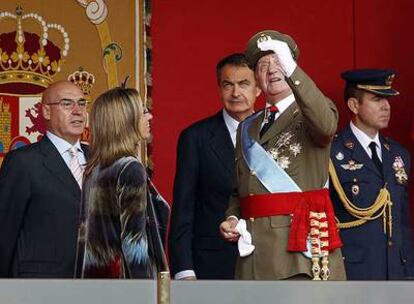 El Rey, durante el desfile de la Fiesta Nacional. A su lado, Carme Chacón, Javier Rojo y José Luis Rodríguez Zapatero.