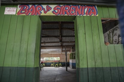 Um ‘prostibar’ de Caballococha, na Amazônia peruana, fronteira com a Colômbia e o Brasil. Chefes indígenas, administradores de garimpos ilegais, traficantes e madeireiros frequentam estabelecimentos desse tipo para se relacionar com adolescentes trazidas de localidades próximas para exercer a prostituição após serem enganadas com promessas.