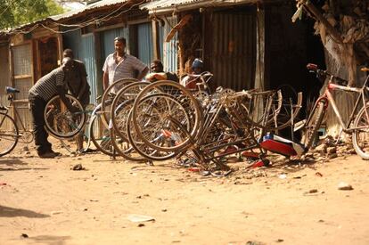 2005, Darfur, Sudán. La búsqueda de una solución duradera para muchos refugiados en el mundo suele llevar tiempo, a veces décadas. El campo de Kakuma se estableció en 1992, inicialmente para acoger a los refugiados sudaneses. Más tarde, se abrió a los que llegaban de otros países, hasta llegar a albergar a personas de once nacionalidades distintas. Esto hace que, poco a poco, surja una vibrante economía gestionada por los propios refugiados: restaurantes, centros de culto religioso, hoteles, talleres de reparación de bicicletas y hasta tiendas de venta de teléfonos móviles. En alguna ocasión, los jóvenes incluso me pidieron que los añadiera a sus cuentas de Facebook o Twitter…