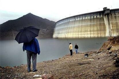 Las lluvias cayeron ayer con poca fuerza en el pantano de La Baells.