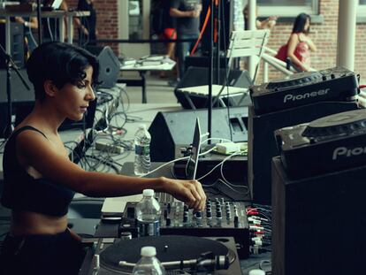 ¡Anda, una mujer con un sintetizador!