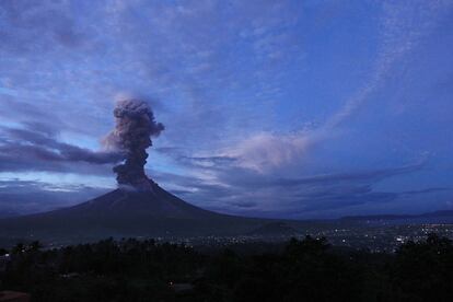 Las escuelas permanecen cerradas en 17 ciudades de Albay y Camarines (una provincia aledaña), que también se ha visto afectada por la nube de cenizas provocada por la erupción.