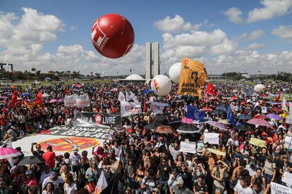 Manifestantes protestam em Brasília. 