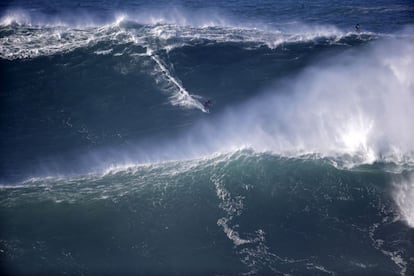 Las olas de Nazaré, una población a 130 kilómetros al norte de Lisboa, son famosas entre los surfistas de todo el mundo.