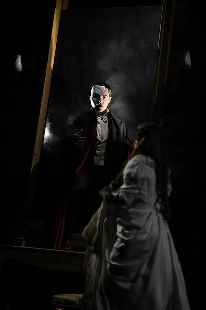 Ramin Karimloo, como el Fantasma, en un instante de la representación de la obra en Trieste, en julio de 2023.