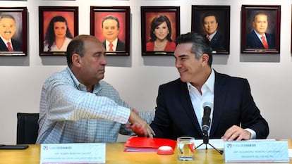 Rubén Moreira y Alejandro Moreno se dan la mano, en abril de 2022 en Ciudad de México.