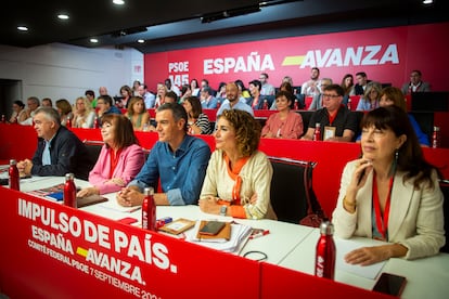 Pedro Sánchez, con Santos Cerdá, Cristina Narbona, María Jesús Montero y Ana Redondo. 