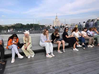 Ciudadanos sentados en el parque de Zaryadye de Moscú, este domingo.