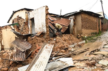 Un hombre revisa los daños que ha sufrido su casa, destruida por las fuertes lluvias causadas por el ciclón Freddy, en Blantyre, sur de Malaui, el pasado miércoles.