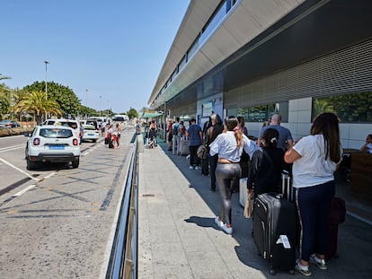 Viajeros en una parada de taxi del aeropuerto de Ibiza, en julio pasado.