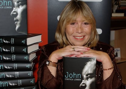 Cynthia Lennon, na apresentação da biografia 'John' em 2005.
