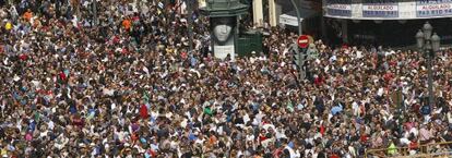 La plaza del Ayuntamiento de Valencia, abarrotada de gente durante la 'mascletá'