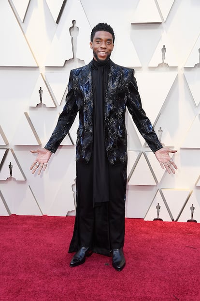 Chadwick Boseman, actor de Black Panther, con uno de los estilismos masculinos más arriesgados de la noche firmado por Givenchy.