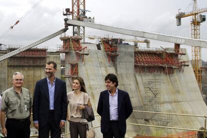Don Felipe y doña Letizia en una visita a las obras del Canal de Panamá en octubre de 2012.