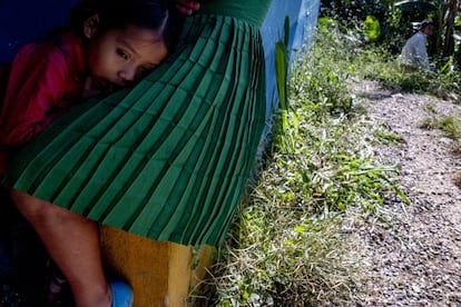 El desagregado por países indica que Guatemala y Nicaragua son las naciones con más hogares que padecen hambre, cada una con 31% de los casos registrados, les siguen Honduras, con el 25% y El Salvador, con el 12%, aproximadamente. Los ciclones están detrás de esas estadísticas que van a peor. De acuerdo con estimaciones de Unicef, perjudicaron a 4,6 millones de personas en Centroamérica. Los huracanes fueron, literalmente, la lluvia que cayó sobre mojado.