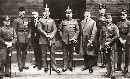 Hitler, junto a otros acusados por el 'Putsch' de Múnich.