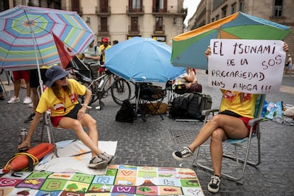 Concentración frente al Ayuntamiento de Barcelona de socorristas en huelga.