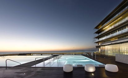 Piscina exterior del parador de Cádiz.