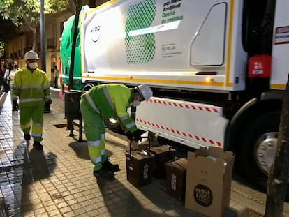 Trabajadores municipales hacen la recogida de la basura puerta a puerta en Sant Andreu.