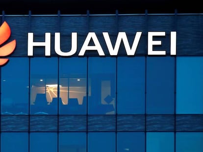 Logo de Huawei en la sede de la compañía en Francia. 