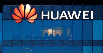 Logo de Huawei en la sede de la compañía en Francia.