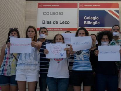 Protesta de los padres de los alumnos del Colegio Blas de Lezo por el cambio de directiva.