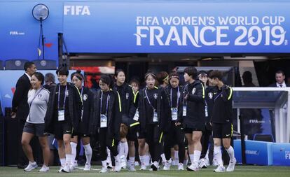 Seleção coreana reconhece gramado no Parc des Princes em Paris.