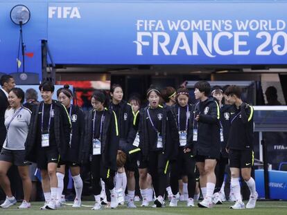 Seleção coreana reconhece gramado no Parc des Princes em Paris.